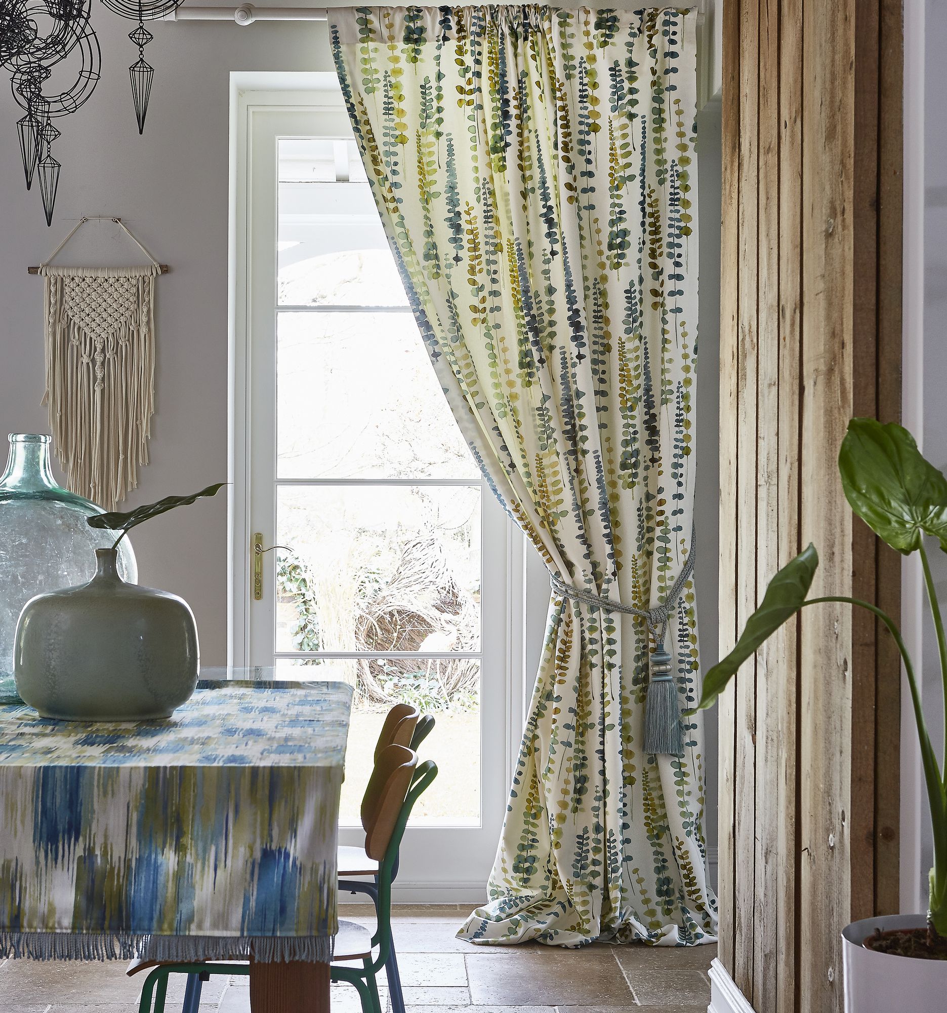 Santa Maria Oasis Fabric by Prestigious Textiles - 8664/162