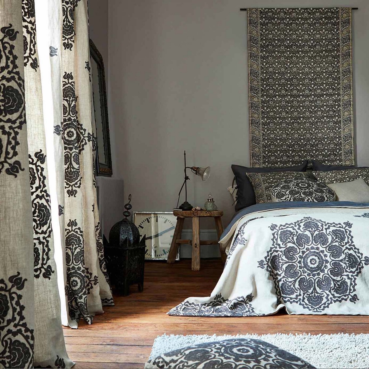Indian Loop Charcoal / Linen Fabric by William Morris & Co. - DMA4236522
