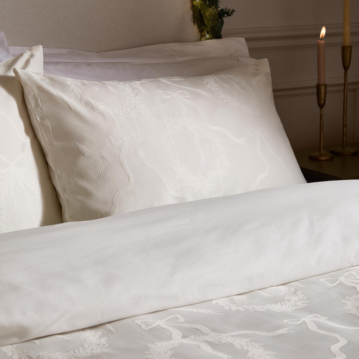 Winter Wreath White Duvet Set Fabric by Paoletti - WINTWRE/D02/WHI