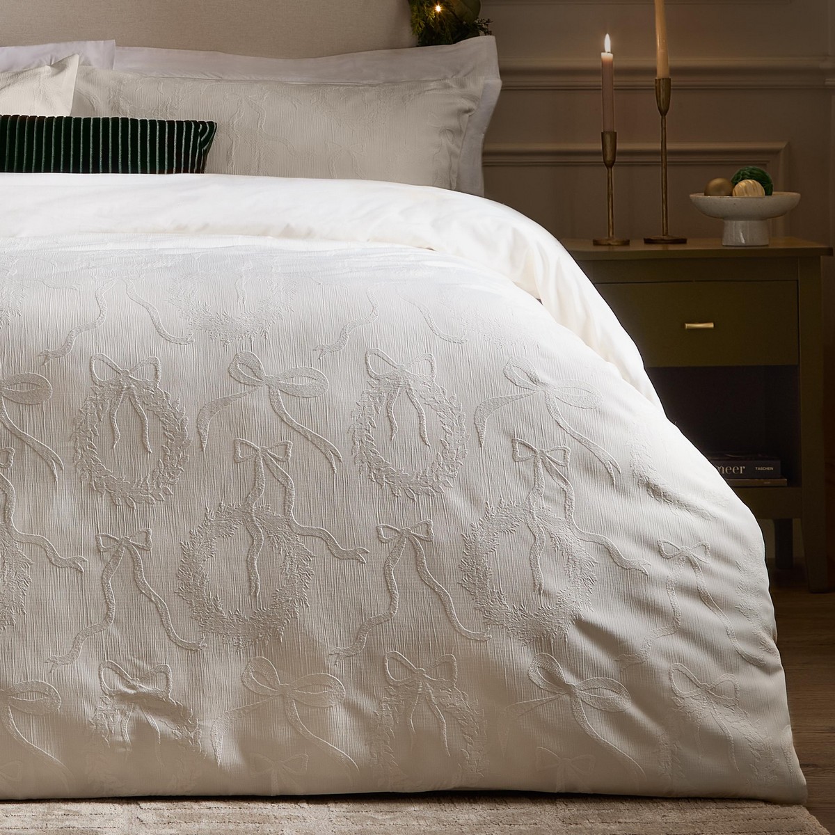 Winter Wreath White Duvet Set Fabric by Paoletti - WINTWRE/D02/WHI